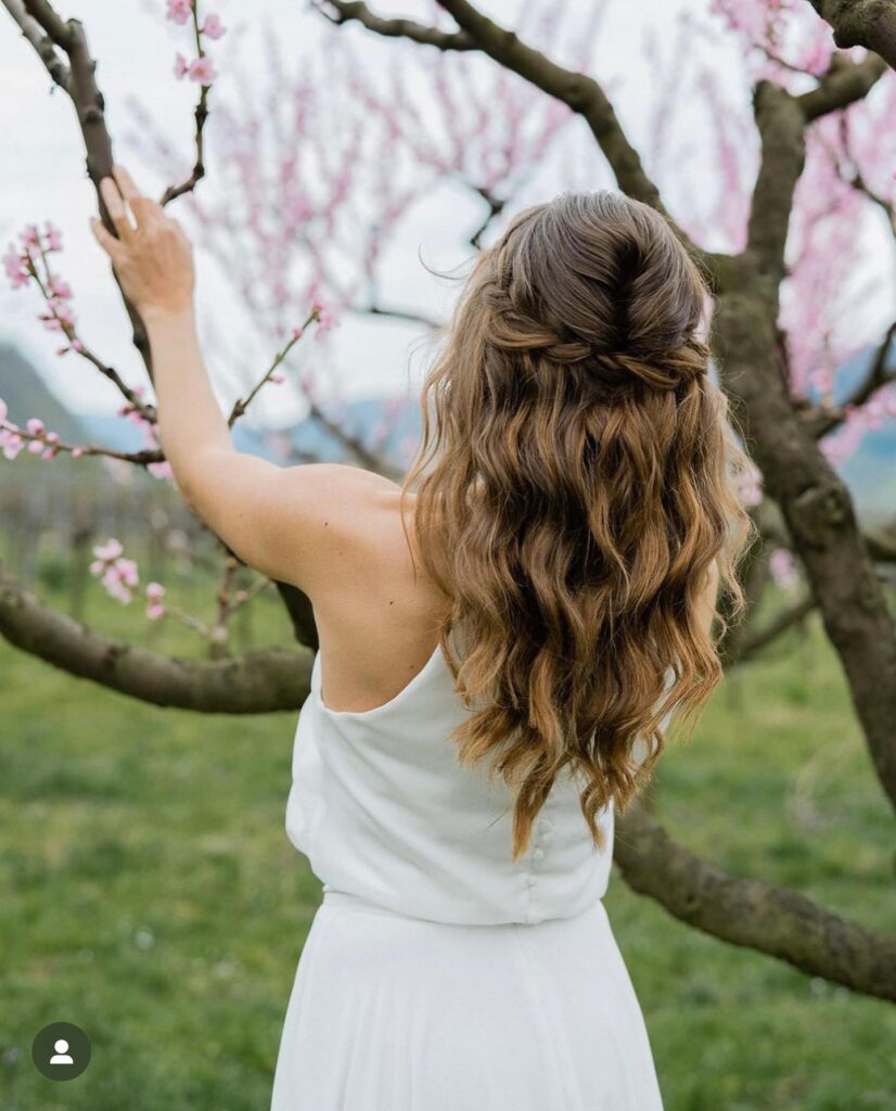 Romantische Half-up Half-down Brautfrisur – halb hochgesteckt, halb offen