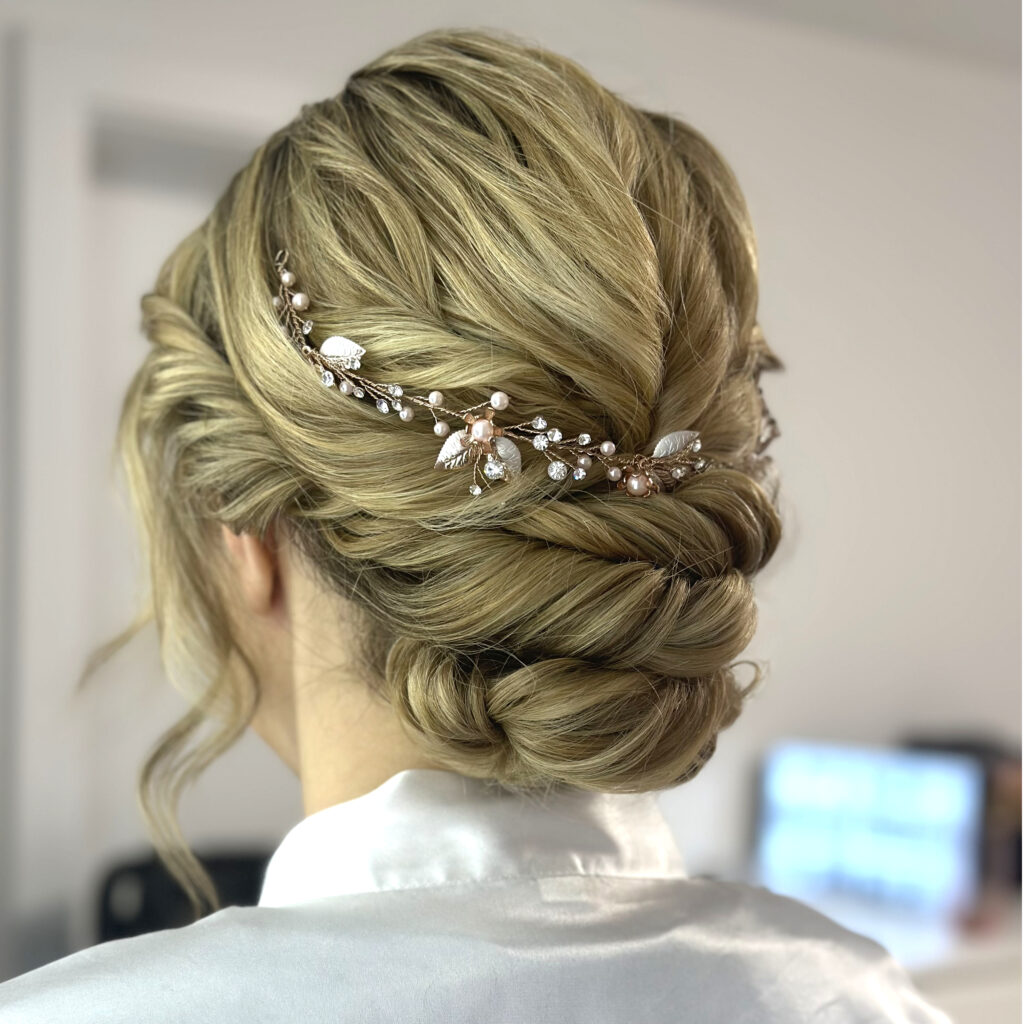Lockeres, strukturiertes Brautstyling in Wien – Textured Updo Frisur mit Volumen